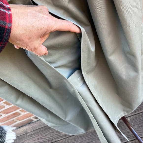 Men’s vintage khaki tan trenchcoat with winter zip out lining. size 44 regular - Picture 6 of 16